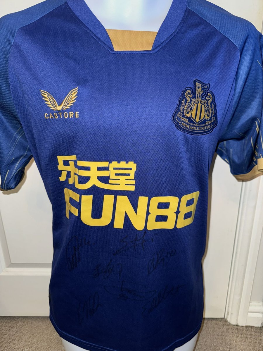 NufcMemorabilia's tweet image. Rare, signed Newcastle away shirt inc Beuno, Isak, Howe etc.
Buy it now from our website @ buff.ly/xfyY59A
Or from our Ebay store @ buff.ly/iO65I7c
#nufc #newcastleunited #carabaocup #toonarmy #brunog #eddiehowe #isak #newcastlememorabilia