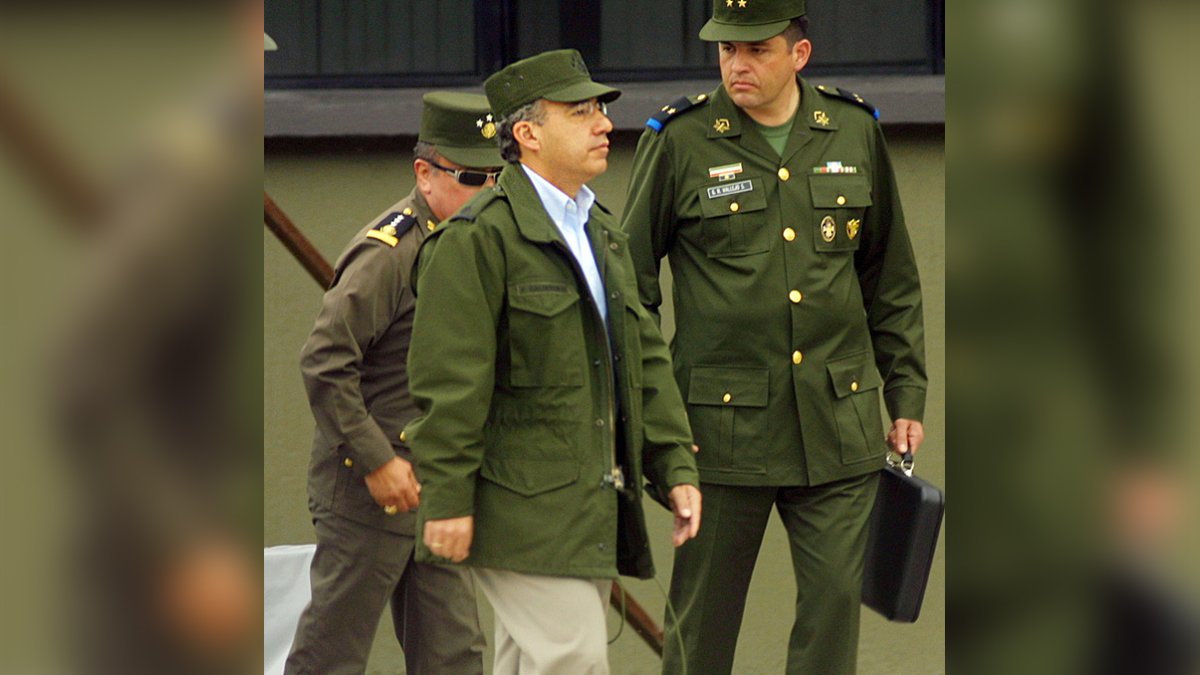 juncalssolano's tweet photo. En México sabemos perfectamente cuando un presidente ESPURIO de derecha se las quiere dar de militar. 

Fuerza Ecuador con el dictador Daniel Noboa. 

Serán años muy oscuros. https://t.co/jyJs9pcRfm