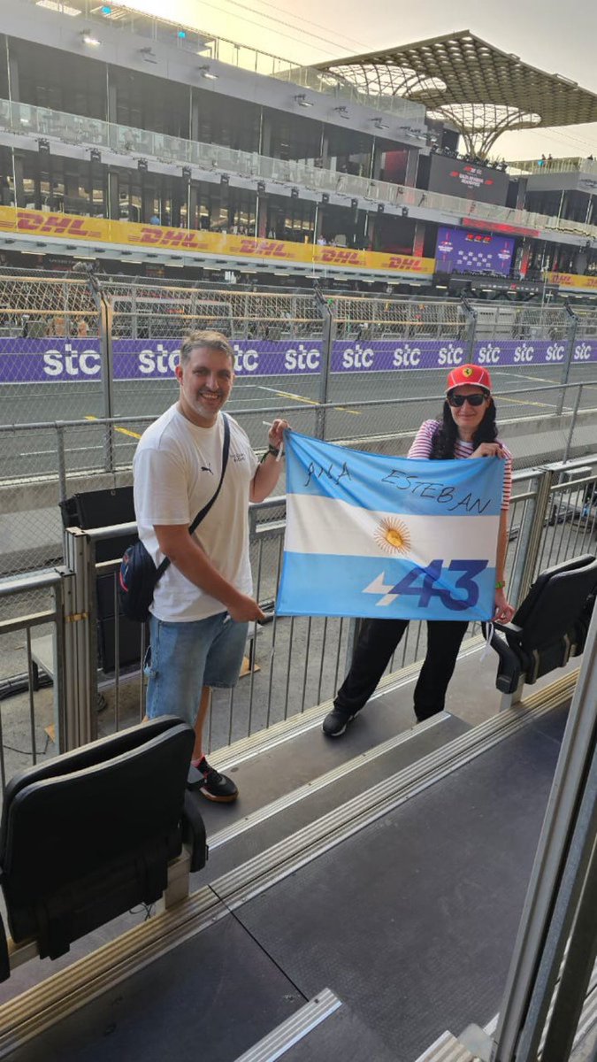 ColapintoFiles's tweet photo. Llevaron la bandera argentina con el 43 al frente de los boxes de Alpine 🫶🏼🇦🇷

Qué grandes @Anishhx @feidaut https://t.co/hYolnpmi5f