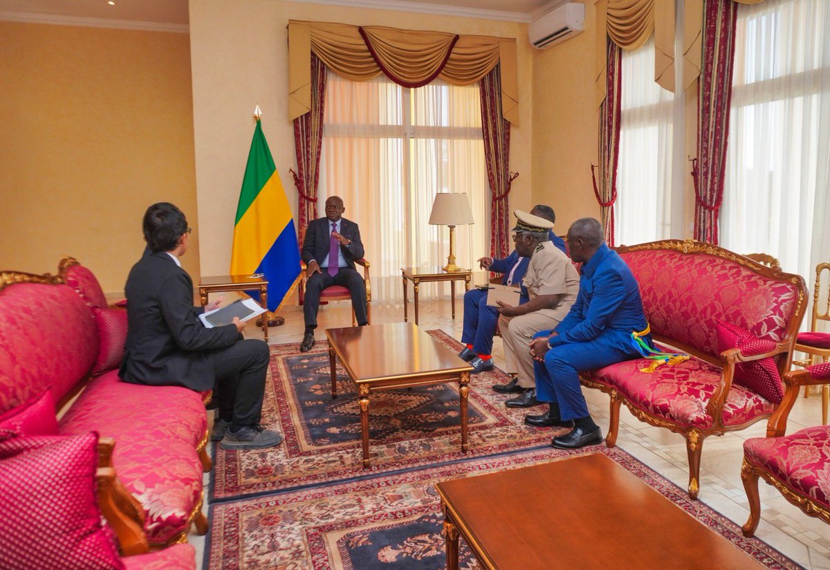 Enfin, le Président de la République a reçu a reçu 17 avril 2025 l’entreprise China First Highway pour faire le point sur l’avancement des travaux de bitumage des routes Oyem-Asokmedzeng (36 km) et Ovan-Makokou (98 km) dans l’Ogooué-Ivindo.
Satisfait des progrès constatés, le
