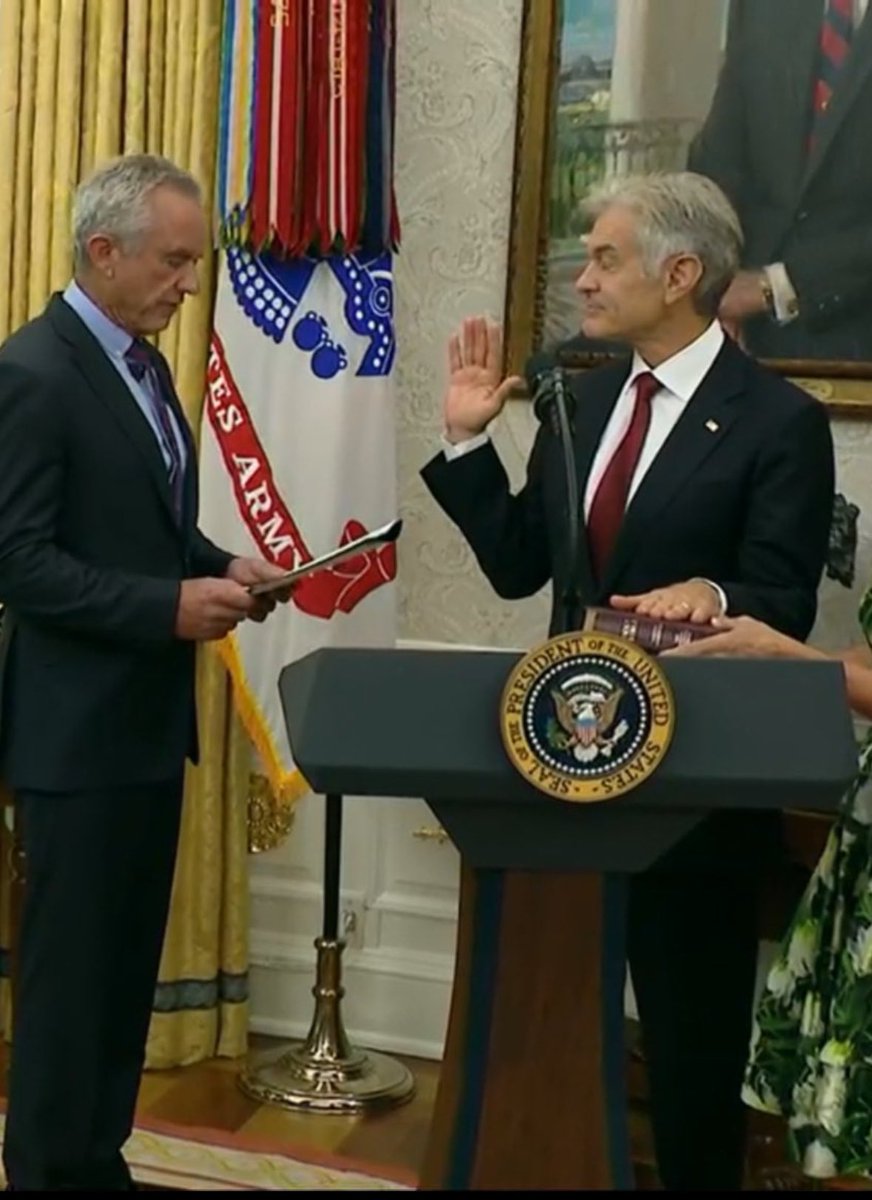 Mehmet Öz, İncil'e el basarak yemin etmiş. İşte böyle isim ve soyisim verilmiş aramızda olan milyonlar var ! 

Selanik’ten getirilmiş Sabetayistlerin çocukları bunlar !