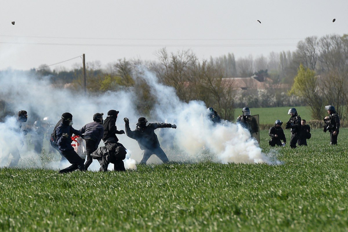 EddySardou's tweet photo. Exact ! Les Écologistes jettent seulement des cocktails molotov, des mortiers et des boules de pétanque. https://t.co/b86hZF4Rng