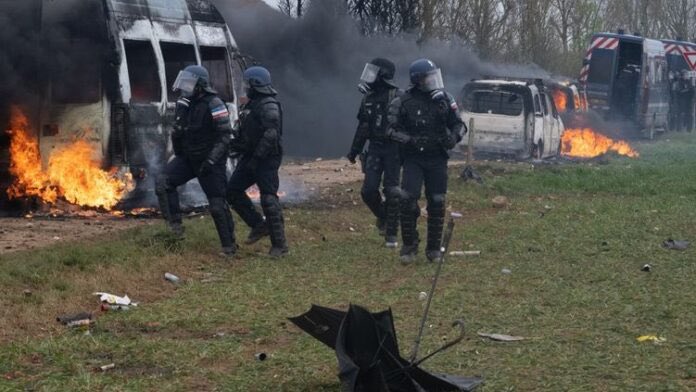 EddySardou's tweet photo. Exact ! Les Écologistes jettent seulement des cocktails molotov, des mortiers et des boules de pétanque. https://t.co/b86hZF4Rng