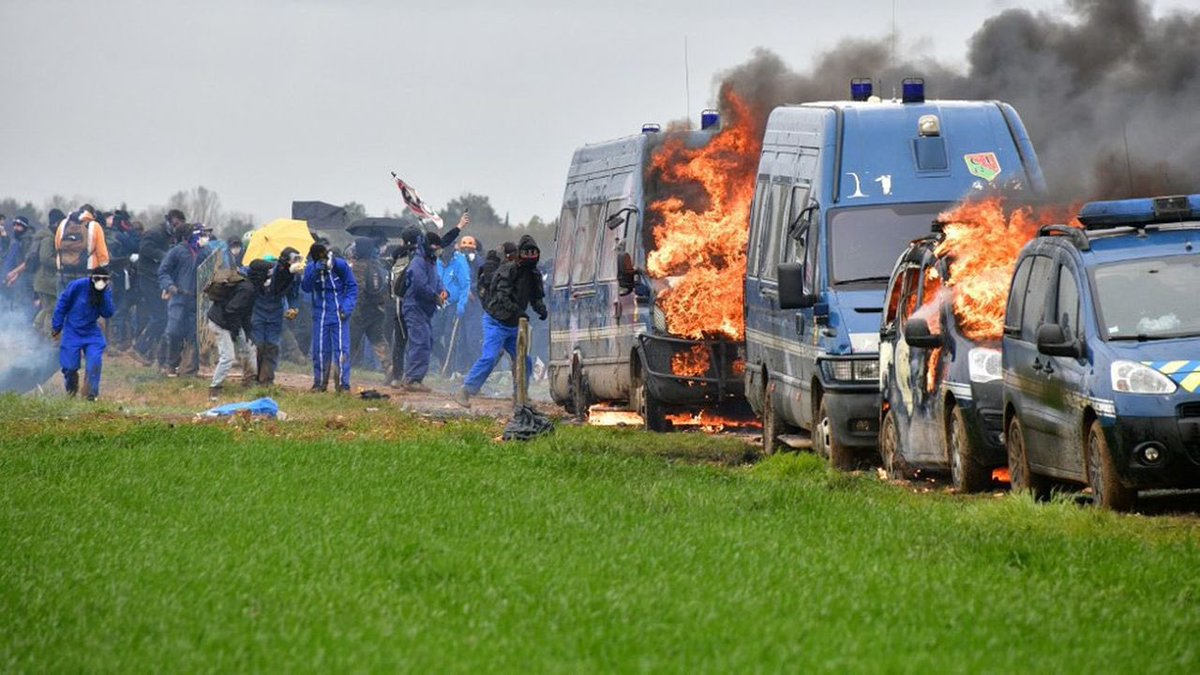 EddySardou's tweet photo. Exact ! Les Écologistes jettent seulement des cocktails molotov, des mortiers et des boules de pétanque. https://t.co/b86hZF4Rng