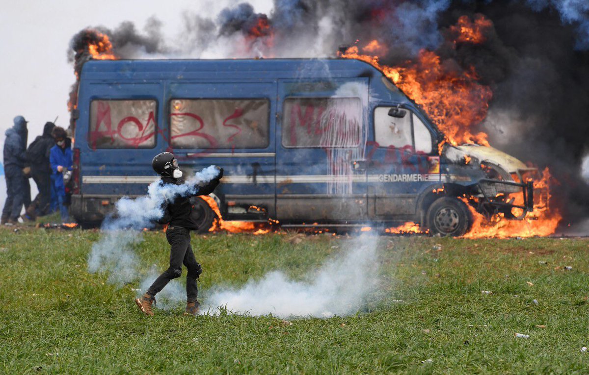 EddySardou's tweet photo. Exact ! Les Écologistes jettent seulement des cocktails molotov, des mortiers et des boules de pétanque. https://t.co/b86hZF4Rng