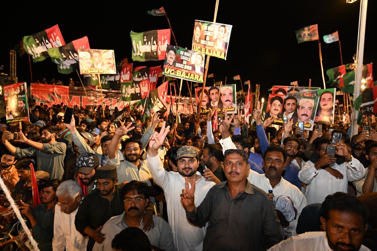 پاکستان پیپلزپارٹی کے ضلع حیدرآباد میں متنازعہ کینالوں کے خلاف جلسہ عام میں عوام و کارکنان شریک ہیں
<a href="/BBhuttoZardari/">Bilawal Bhutto Zardari</a> 
 #SindhStandsWithPPP