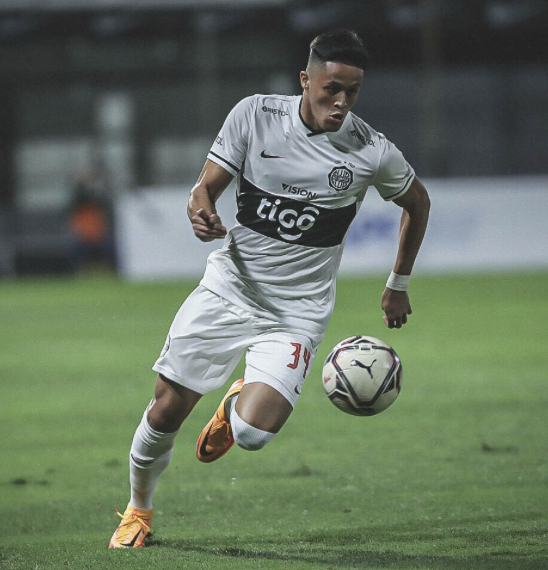 analyticspyfut's tweet photo. 📊 Jugadores de 23 años o menos con mayor efectividad de pase en el tercio final – #CopaPrimera 2025:
🥇 Alex Franco (23) 🇵🇾 – Olimpia: 81%
🥈 Giovanni Bogado (23) 🇵🇾 – Ameliano: 78%
🥉 Juan Franco (22) 🇵🇾 – Gral. Caballero JLM: 76%
⏱️ Entre jugadores con +500 minutos disputados