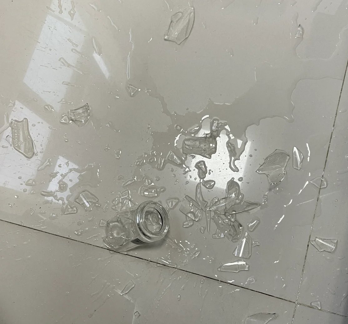 これは何番目に割れたグラスなのかわからない。