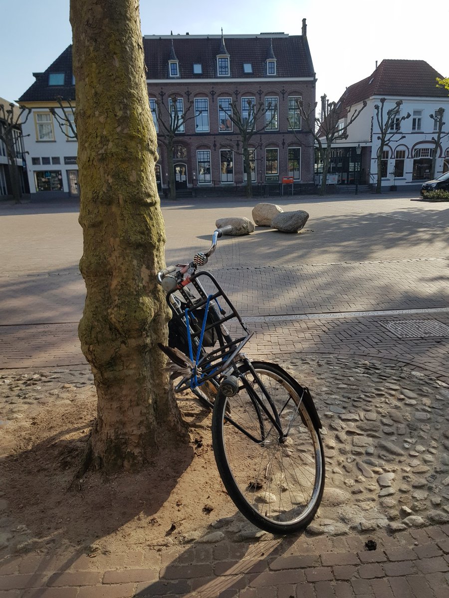 Busje knalt tegen keien in Lochem