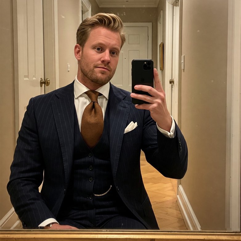 I’m not often one to get down on my knees, but when I do, I make sure I’m fully suited 👔😉