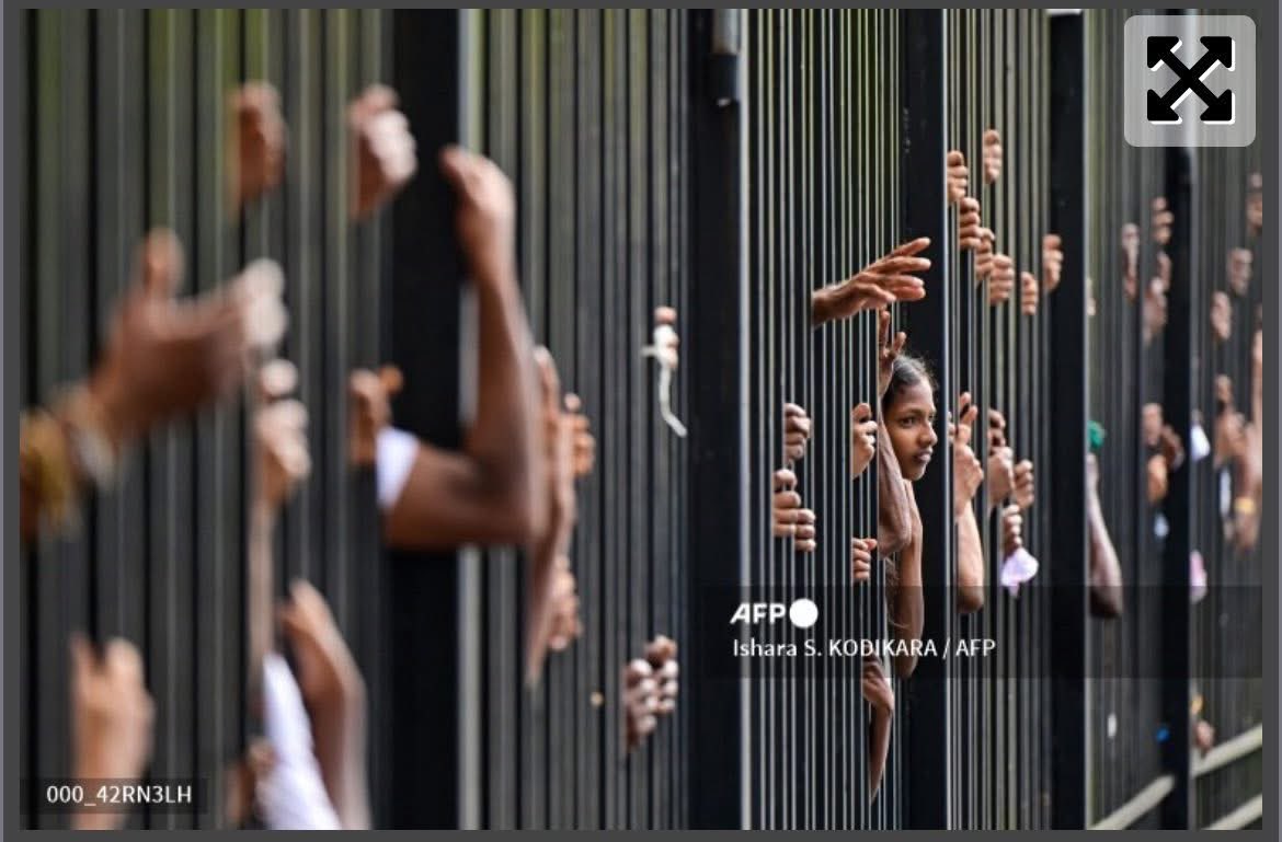 BasnayakeM's tweet photo. Military officials help devotees crossing a fence to avoid chaos during a gathering for a public exposition of the sacred Tooth relic of the Buddha at the Temple of the Tooth in Kandy on April 18, 2025. #afpphoto via #Ishara_Kodikara https://t.co/jvgtkzJnKd