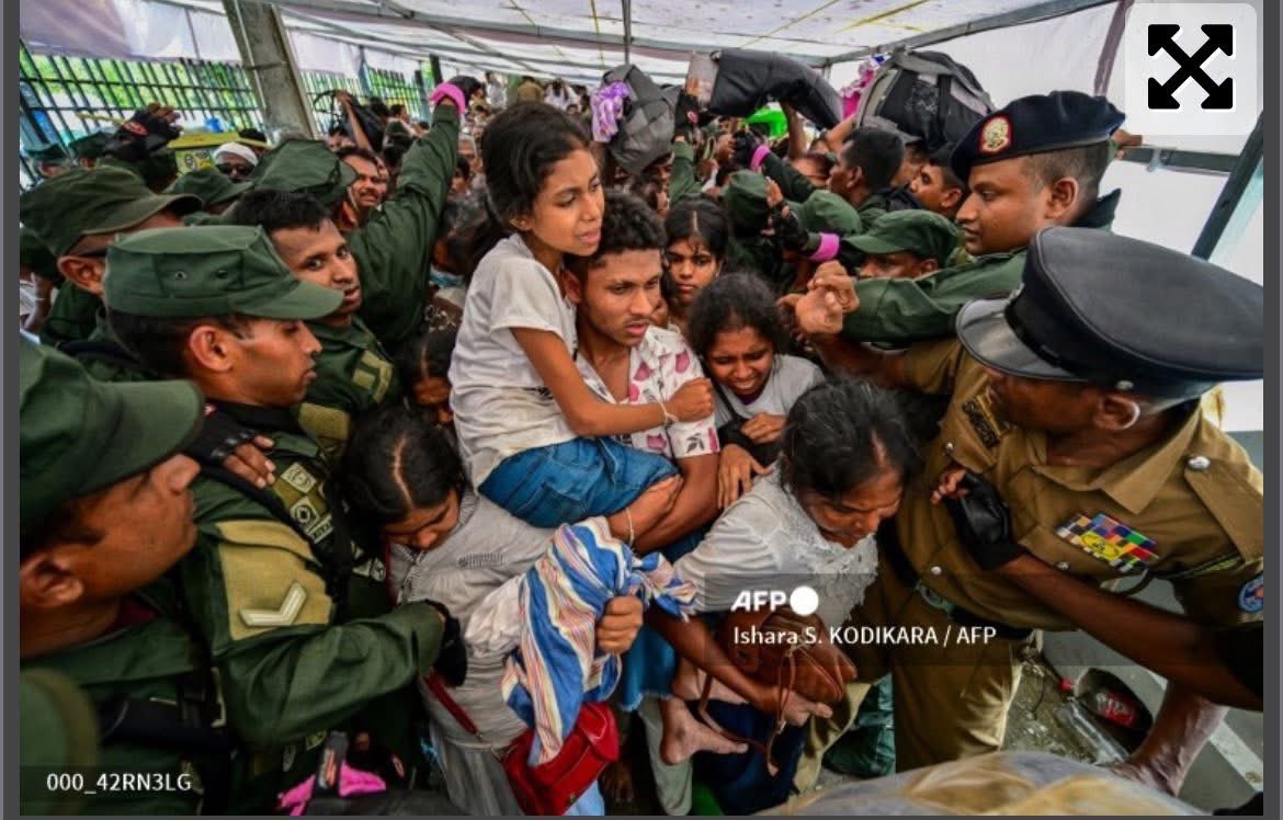 BasnayakeM's tweet photo. Military officials help devotees crossing a fence to avoid chaos during a gathering for a public exposition of the sacred Tooth relic of the Buddha at the Temple of the Tooth in Kandy on April 18, 2025. #afpphoto via #Ishara_Kodikara https://t.co/jvgtkzJnKd