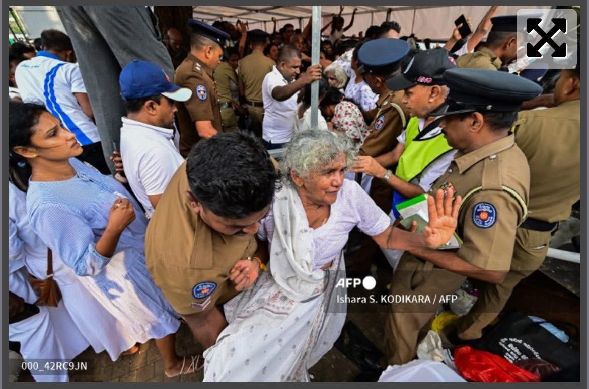 BasnayakeM's tweet photo. Military officials help devotees crossing a fence to avoid chaos during a gathering for a public exposition of the sacred Tooth relic of the Buddha at the Temple of the Tooth in Kandy on April 18, 2025. #afpphoto via #Ishara_Kodikara https://t.co/jvgtkzJnKd