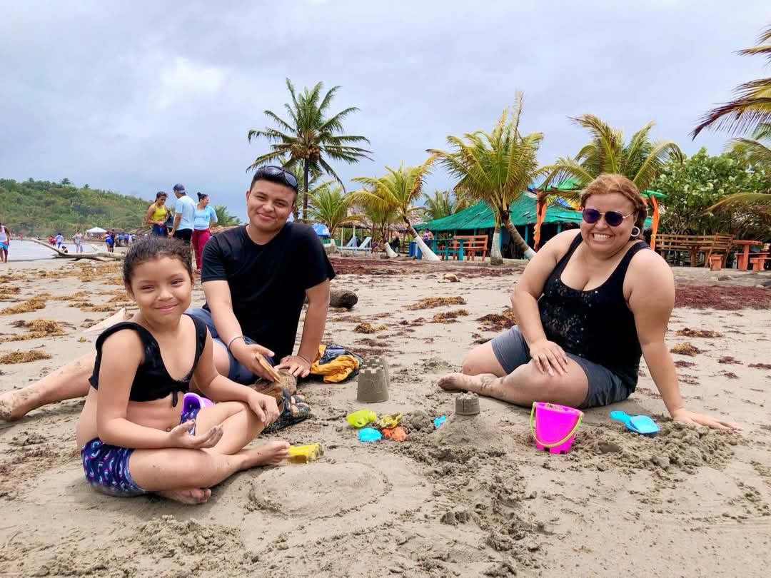 adiarionic's tweet photo. 🏝 Bluff Beach te espera con sabor
y alegría 😎
🏖 Disfrutá de un paraíso lleno de buena vibra, gastronomía deliciosa y momentos inolvidables junto a tu familia.🦐🏊♂️
#BluffBeach
#verano2025
#turismonicaragua
#EscapadaPerfecta
#MomentosEnFamilia https://t.co/RzMbkfzsqu
