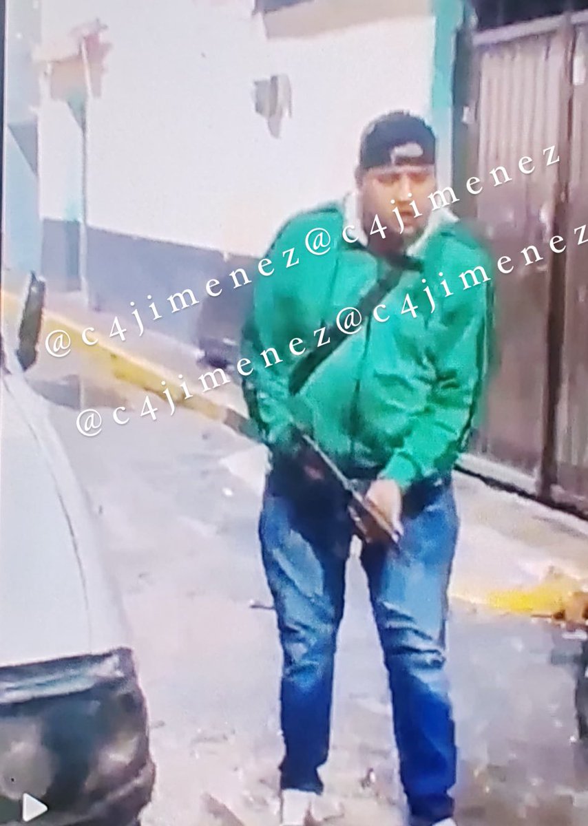 c4jimenez's tweet photo. EN IG / EN C4
Brandon Suárez 27 años 
El Kiko
Anda extorsionando y asesinando en la peligrosa @Alc_Iztapalapa 
-Así se exhibía armado en redes disparando al aire como idiota.
-Así acabó sometido y detenido por agentes de @SSC_CDMX. https://t.co/7nuP4cTnLw