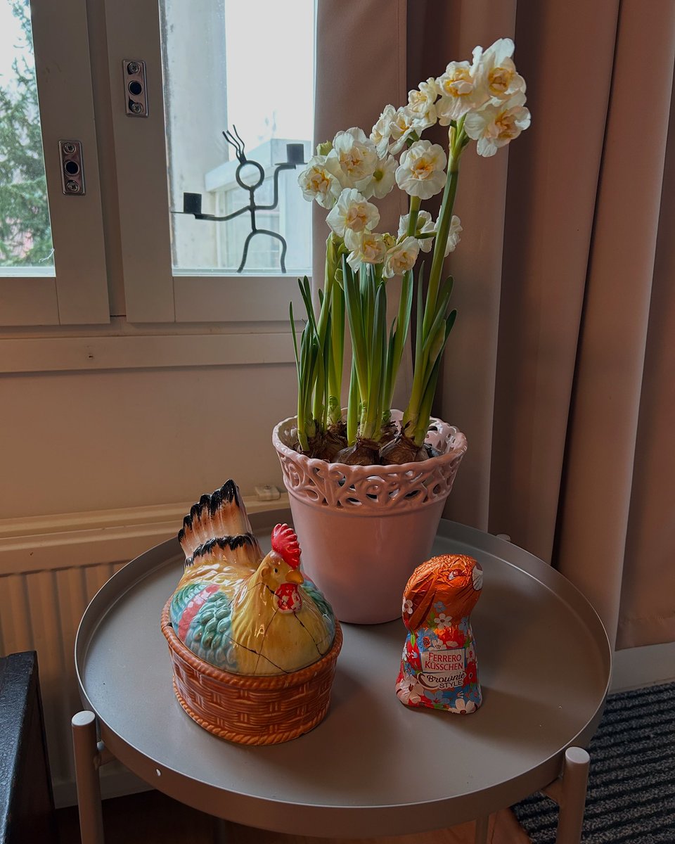 sannalyly's tweet photo. @AnittaAhonen Moneen kertaan liimatun Kanasen kera hyvää pääsiäistä myös sinne! https://t.co/HUHZAdpQYo