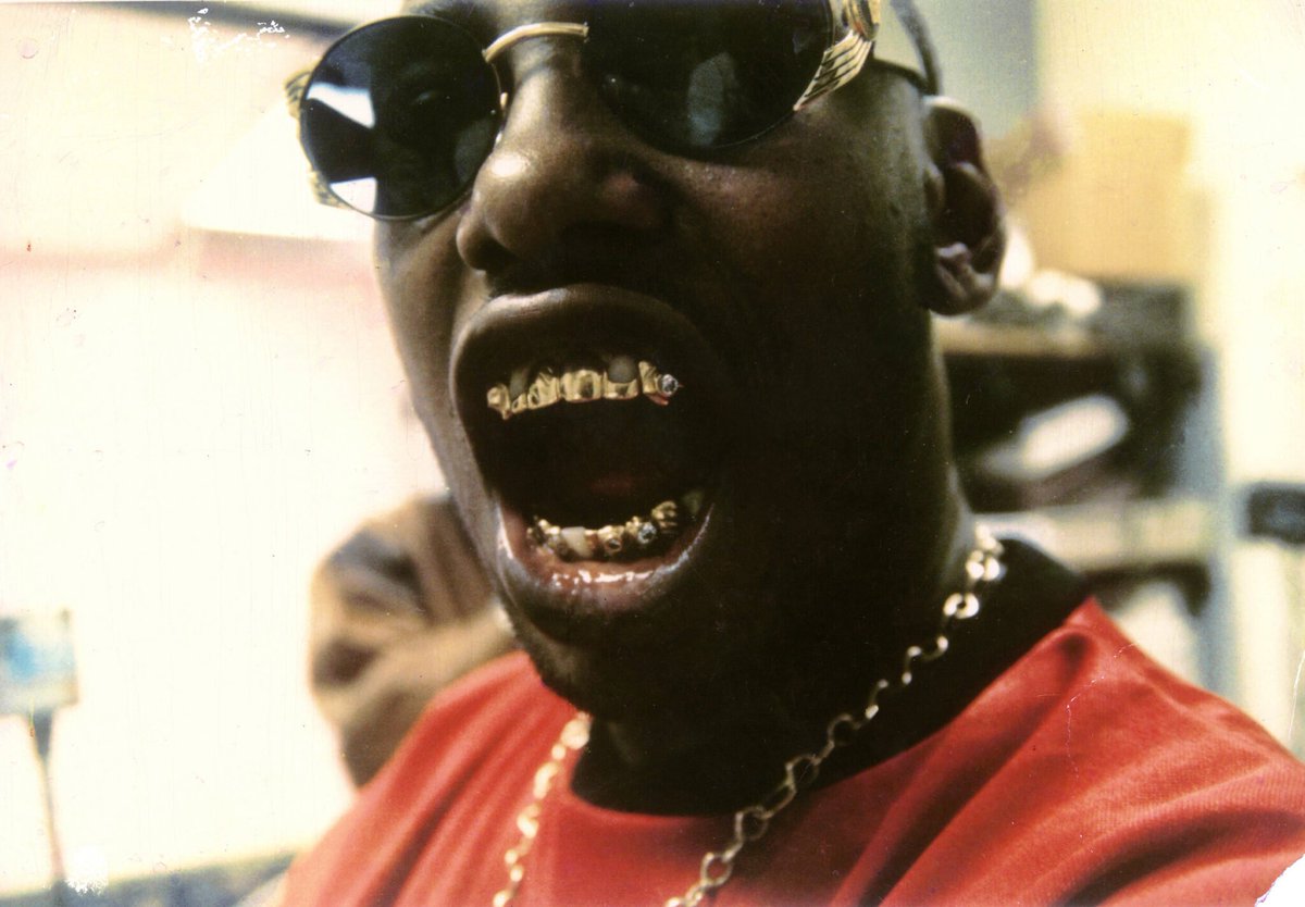 Sabe qual é a parte engraçada desse discurso merda dos americanos sobre o grillz?

O criador do grillz como conhecemos nasceu na América do Sul, sonhava em ser jogador de futebol, e seu ídolo era o Pelé.

Ele teve a ideia do grillz inspirado em um dentista da America do Sul

+