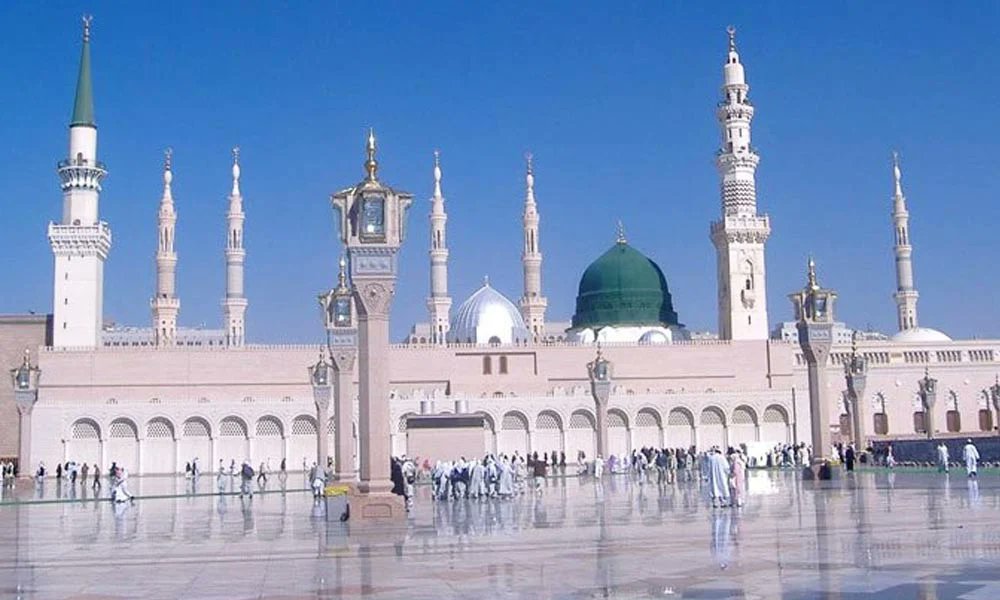 WaqasnawazMD's tweet photo. ریاست مدینہ یا ریاست طیبہ ؟ (اصطلاحات کو بدلنے کے اس رجحان کے نام جو بہت مایوس کن اور منفی ذہن کا عکاس ہے )

قران کی آیت ہے کہ 

یٰۤاَیُّهَا الَّذِیْنَ اٰمَنُوْۤا اِنْ جَآءَكُمْ فَاسِقٌۢ بِنَبَاٍ فَتَبَیَّنُوْۤا اَنْ تُصِیْبُوْا قَوْمًۢا بِجَهَالَةٍ فَتُصْبِحُوْا عَلٰى مَا فَعَلْتُمْ نٰدِمِیْنَ (٦

ترجمہ: ایمان والو! اگر کوئی فاسق تمہارے پاس کوئی خبر لائے تو تحقیق کرلو کہ کہیں کسی قوم کوانجانے میں تکلیف نہ دے بیٹھو پھر اپنے کئے پر شرمندہ ہونا پڑے۔

کیا پیغمبر اسلام حضرت محمد صلی الله علیھ وسلم  نے یثرب میں قائم ہونے والی ریاست کا نام "ریاست مدینہ" نہیں " ریاست طیبہ " رکھا تھا ؟ 

میرا یہ کالم اس موضوع پر ایک تحقیق پر مبنی ہے -

 کبھی کبھی آنا اور ذاتی بغض اس قدر غالب آجاتا ہے کہ انسان حقائق اور تاریخ کو بھی اگنور کرکے ان کو تبدیل کرنے کی کوشش کرتا ہے - پاکستان میں "ریاست مدینہ " کا لفظ سب سے زیادہ جس شخص نے استعمال کیا وہ عمران خان تھا جس نے ہمیشہ ہجرت کے بعد قائم ہونے والی اس ریاست کے دستور کو رہنما اصول کہا - وہ اس پر کتنا عمل کرسکا یا نہی یہ اک الگ موضوع ہے ' لیکن یہ بھی حقیقت ہے کہ اس قوم کو اس ریاست مدینہ کے دستور کے چیدہ چیدہ  نکات کا علم اس ٹرم کے استعمال کے بعد ہوا - 

ٹرمز کو بدلنے یا نئی نئی ٹرمز متعارف کروانے کا سلسلہ نیا نہی ہے - ہمارے ہاں محض اپنے بیانیے کو درست ثابت کرنے اور دوسرے کے بیانیے کو ��یر کرنے کیلئے آج کل نئی نئی اصطلاحات اور ٹرمز کا تعارف کروایا جارہا ہے - پہلے "ڈیجیٹل دہشت گردی " کی اصطلاح کا تعارف کروایا گیا جس میں حکومت اور اداروں کی پالیسیوں پر تنقید اور اظہار رایے کی آزادی کو ڈیجیٹل دہشت گردی سے تعبیر کیا گیا جبکہ یہ ٹرم رابرٹ ٹیلر کی کتاب "ڈیجیٹل کرائم اینڈ  ٹیررزم " (Digital Crime and Digital Terrorism) سے ماخوز ہے جہاں اس کا مطلب دراصل "انٹرنیٹ کو سست کرکے اور سوشل میڈیا کو بلاک کرکے پبلک کی عام معلومات تک رسائی کو روکنا"  ہے - 

اس کے بعد ٹرم " برین گین " (brain gain)  متعارف ہوئی جس میں ملک سے باہر جانے والے دماغوں کو اپنے ملک کیلئے "برین ڈرین" کی بجاے "برین گی�� " کہا گیا جبکہ لٹریچر میں یہ ٹرم "برین گین " اس ملک کیلئے استعمال ہوتی ہے جس میں دوسرے ملکوں کے لوگ ہجرت کرکے آتے ہیں جبکہ جس ملک سے پروفیشنلز اور تعلیم یافتہ لوگ باہر جارہے ہوتے ہیں ان کیلئے "برین ڈرین " کی ٹرم استعمال ہوتی ہے جو 1949  کے مشرقی جرمنی سے لوگوں کے ڈرین سے ماخوز ہے -

لیکن اصطلاحات کی ایجاد کا یہ سلسلہ یہاں تک ہی نہیں رکا - محض عمران خان کی ضد میں یہ کہا گیا کہ نبی کریم صلی الله علیھ وسلم نے یثرب کا نام "ریاست طیبہ " رکھا تھا - کیا ہم نے اس بارے میں تحقیق کی ؟ کیا ہم نے وہ اگریمنٹ پڑھا جس کو "صحیفہ المدینہ " کہا جاتا ہے جس کی بنیاد پر اس ریاست کو "ریاست مدینہ " کا نام دیا گیا تھا - کیا ہم نے قران میں اس شہر کیلئے استعمال ہونے والے نام کو پڑھا ؟ 

ہجرت سے پہلے مدینہ کا نام یثرب تھا - یثرب عربوں میں  ایک منفی نام تصور کیا جاتا تھا جس کا مطلب " کرس  CURSE" یعنی "منفیت ' نحوست  یا بیماری سے ماخوز تھا - مدینہ میں اس وقت ملیریا جیسی وبا عام تھی اور لوگ اسی منابست سے اس کو "یثرب" کہتے تھے - خود نبی کریم  (صلی الله علیھ وسلم ) کی والدہ کا انتقال یثرب سے واپسی پر بیماری سے ہوا تھا - ہجرت سے پہلے نبی کریم (صلی الله علیھ وسلم )  نے خواب میں ایک سرزمین دیکھی جہاں بہت کھجور کے باغات تھے - وہ فرماتے ہیں کہ مجھے یہ لگا کہ یہ شہر یمامہ یا شہر "ہجر" ہے - لیکن پھر مجھے وحی کے ذریے بتایا گیا کہ یہ بستی یثرب کی ہے جس کی  طرف ہجرت کرنا ہے -  

622 عیسویں میں جب نبی کریم  (صلی الله علیھ وسلم ) ہجرت کرکے یہاں آیے تو انہوں نے اس کا نام یثرب سے "المدینہ '  رکھا  اور ساتھ میں "طیبہ اور  طابہ " کا بھی لفظ استعمال کیا - 

یہ حدیث کے الفاظ ہیں : 
" بلاشبہ وہ اس کو پہلے یثرب کہتے تھے - لیکن یہ اب "المدینہ ہے - جو بھی اب اس کو "یثرب " بلایےاس کو الله سے معافی مانگنی چاہیے - یہ طیبہ ہے - یہ  طابہ ہے (یعنی پاک ہے ) " 

(صحیح مسلم جلد ٩ حدیث ١٣٨٥ )

یہاں سے یہ بات تو ثابت ہوتی ہے کہ نبی کریم  (صلی الله علیھ وسلم ) نے اس شہر کو "مدینہ" بھی کہا اور "طیبہ" بھی - - نبی کریم   (صلی الله علیھ وسلم ) کا معمول تھا کہ وہ منفی مطلب والے نام تبدیل کردیا کرتے تھے اور یثرب سے مدینہ کی تبدیلی کی بھی یہی وجہ تھی تاکہ لوگ اس شہر کا سفر کرتے ہویے بیماری سے نہ ڈریں- 

لیکن پھر بات یہاں  نہی رکتی- پھر باری آتی ہے "ریاست مدینہ کی " - ہجرت کے بعد نبی کریم نے ایک آفیشل اگریمنٹ ' دستور اور دستاویز ترتیب دی - اس دستور کو "صحیفہ المدینہ " (Constitution of Medina)  کہا جاتا ہے -  یہ "صحیفہ المدینہ"  ہی ریاست مدینہ کی بنیاد بنا جس میں اس شہر کیلئے "المدینہ " کا نام استعمال کیا گیا - اس دستور میں نبی کریم نے مدینہ کے مخت��ف قبائل کے درمیان مواخات کا رشتہ قائم کیا' عدل و انصاف ' دفاع اور مذہبی آزادی کے اصول واضح کیے -    تاریخ کے تمام اولین محدثین نے اسی صحیفہ کی بنیاد پر اس شہر کیلئے "المدینہ " کا نام استعمال کیا جن میں سب بڑے بڑے نام جیسے ابن الہاشم ' الطبری ؛ ابن خطیر  وغیرہ شامل ہیں - 

یہ تو ہوگئی حدیث اور محدثین کی بات - اب قران پاک کا مطا لعہ کرتے ہیں - قران کریم میں اس شہر کیلئے کسی موقع پر "طیبہ " کا لفظ نہی استعمال ہوا - اس کے برعکس سورہ توبہ میں اس کیلئے "المدینہ " کا لفظ استعمال ہوا  - 

وَمِمَّنْ حَوْلَكُم مِّنَ ٱلْأَعْرَابِ مُنَـٰفِقُونَ ۖ وَمِنْ أَهْلِ ٱلْمَدِينَةِ ۖ مَرَدُوا�� عَلَى ٱلنِّفَاقِ لَا تَعْلَمُهُمْ ۖ نَحْنُ نَعْلَمُهُمْ ۚ سَنُعَذِّبُهُم مَّرَّتَيْنِ ثُمَّ يُرَدُّونَ إِلَىٰ عَذَابٍ عَظِيمٍۢ (١٠١)

اور جو تمہارے گرد و پیش کے بدوکے لوگ ہیں, ان میں منافقین بھی ہیں, اور مدینہ کے لوگوں میں سے بھی جو نفاق پر قائم رہے, تم انہیں نہیں پہچانتے, ہم انہیں پہچانتے ہیں, ہم انہیں دو بار عذاب دیں گے, پھر انہیں ایک بڑے عذاب کی طرف لوٹا دیا جائے گا." 

تو سمری کیا ہے :

1. یثرب کا نام نبی کریم  (صلی الله علیھ وسلم ) نے "المدینہ " رکھا - اس کو "طیبہ " اور طابہ " بھی فرمایا - 

2. وہ اگریمنٹ جس کی بنیاد پر ریاست مدینہ بنی اس کا نام "صحیفہ المدینہ " تھا "صحیفہ طیبہ" نہیں - اس اگریمنٹ میں اس شہر کو مدینہ لکھا اور بولا گیا - 

3. قران کریم میں اس شہر کیلئے "المدینہ " کا نام استعمال ہوا "طیبہ " کا نہیں - 

4. قرون اولیٰ کے تمام محدثین نے "المدینہ " کا لفظ استعمال کیا جبکہ "المنورہ ' طیبہ اور طابہ" کو تعظیمی نام قرار دیا - 

یہ تھی وہ تحقیق جو ہم سب کو کرنی چاہیے - ریاست مدینہ ہو یا ریاست طیبہ ' یہ نام ہی ہمارے لیے انتہائی مقدس / مبارک اور قابل احترام ہے لیکن جس طرح سے ایک شخص کے ذاتی عناد اور اس کو نیچا دیکھانے کیلئے پورے تاریخی پس منظر کو بدلہ جارہا ہے ' یہ بہت چھوٹی ذہنیت کی عکاس ہے - ہمارا قد اتنا بڑا ضرور ہونا چاہیے کہ ہم تاریخ میں ٹھیک طرح سے جھانک سکیں اور اس کو ذاتی عناد میں یوں مسخ کرنے کی کوشش نہ کریں - 

----------------------------------------------------------------
@MoeedNj @ImranRiazKhan @ImranARaja1 @RealWaqarMaliks @MirMAKOfficial @javerias