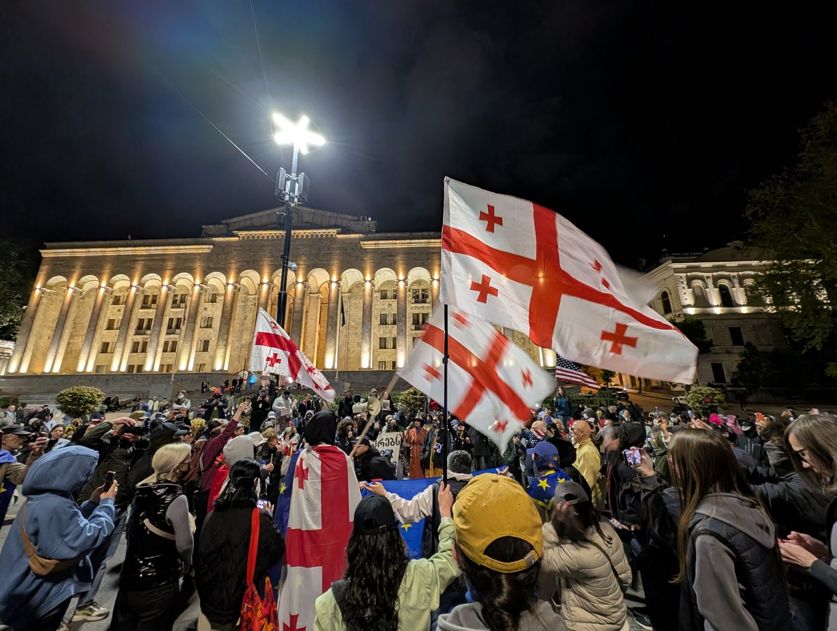 For the 142th consecutive night, Rustaveli avenue is blocked. ✅

#GeorgiaProtests continue—and at times, they feel like they’re even growing in size and determination.