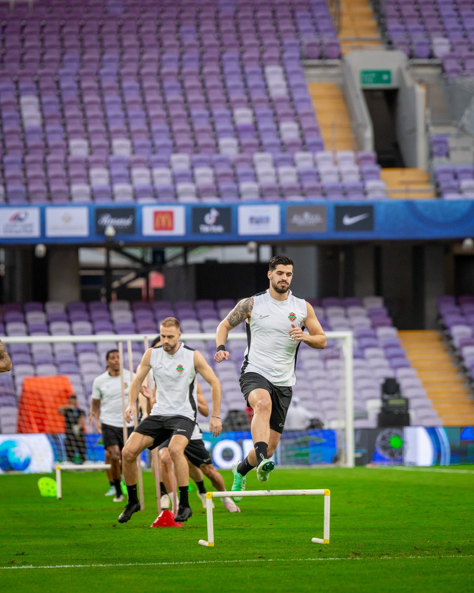 ShAlAhliFC's tweet photo. 📸 | تدريبات الفرسان 🔴

#القوة_الحمراء 
#العين_حمراء https://t.co/KAD0HajE3P