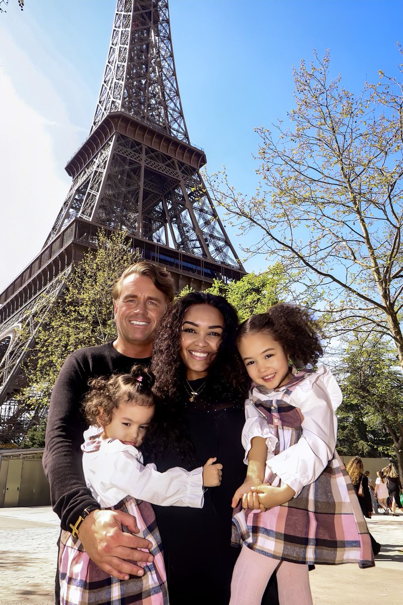 BasEmons's tweet image. A lovely weekend in Paris, celebrating my Queen Innocentia’s birthday in a romantic way… ❤️🌹 Een onvergetelijk moment voor de Eiffeltoren met onze prinsesjes Hope &amp;amp; Faith, stralend in liefde en verbondenheid. In het hart van Parijs, met God in het midden, vieren we het leven,…