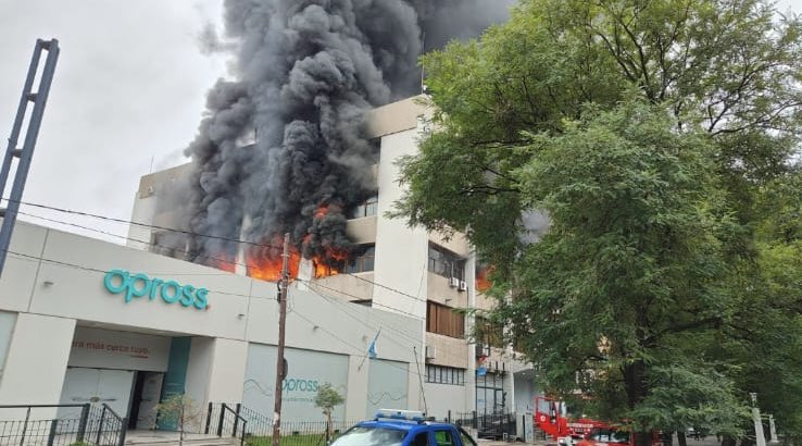 WNostrala's tweet photo. En medio de una investigación por megaestafa, justo en la semana que meten presos a 13 implicados, en un feriado, se incendia el edificio de apross en Córdoba. Casualidad? Ningún incendio borra 26 años de ineficiencia y corrupción https://t.co/H5AHx6D9hS