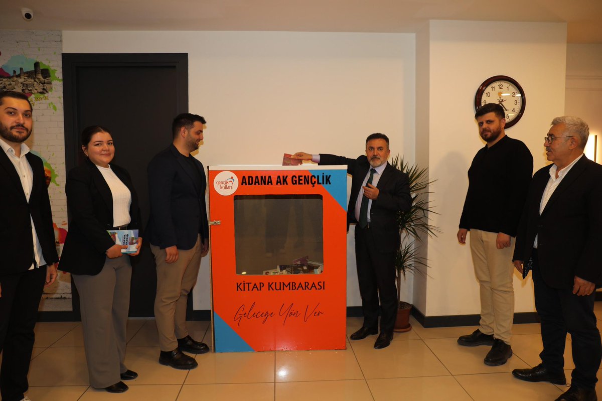 Tamer_Dagli's tweet photo. “Okuyan, düşünen ve üreten bir nesil inşa etmek için atılan her adımın sadece yanında değil öncüsüyüz.” 

AK Parti Adana İl Gençlik Kollarımızın düzenlediği ‘Kitap Kumbarası’ kampanyasını yürekten destekliyorum. Unutmayalım; her kitap, bir çocuğun dünyasına ışık tutar. https://t.co/yHnj6R5ML7