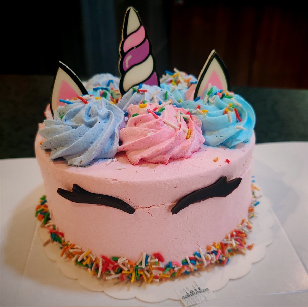 MoradaLuna's tweet photo. Yo misma me compro mi pastel y me festejo mi cumpleaños 🥳 https://t.co/XTkTG43hlW