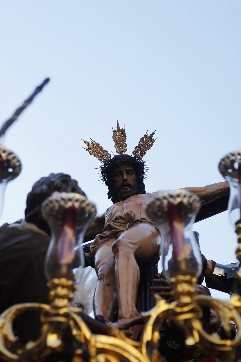 ExaltacionJerez's tweet photo. #LasViñas25 | 19:54h
Ya recorre los primeros compases de la calle larga el Santísimo Cristo de la Exaltación. https://t.co/fgD04l3uCx
