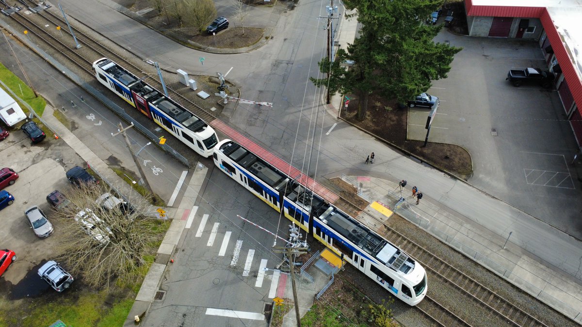 ⚠️Heads up⚠️ We're going to replace and upgrade MAX equipment for durability, extra reliability and a smoother ride!!

🔵 This means that MAX Blue Line trains will be disrupted east of Gateway/NE 99th Ave Transit Center for two weeks beginning April 27.

April 27-May 3:
Shuttle