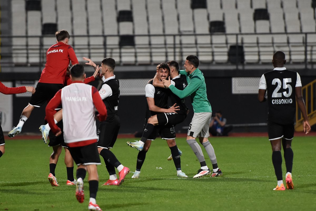 ManisaFK's tweet photo. Bartu Göçmen, attığı gol sonrası tribünleri selamlıyor 😎 https://t.co/ZWiWr9PGlt
