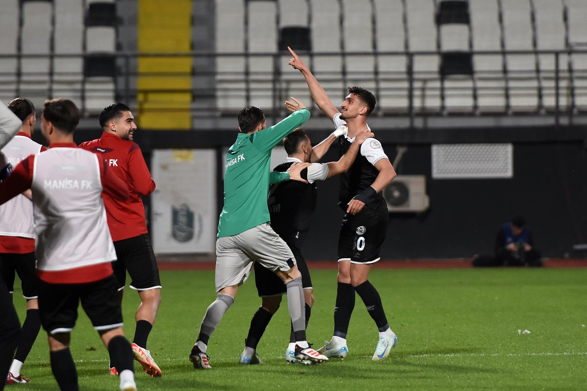 ManisaFK's tweet photo. Bartu Göçmen, attığı gol sonrası tribünleri selamlıyor 😎 https://t.co/ZWiWr9PGlt