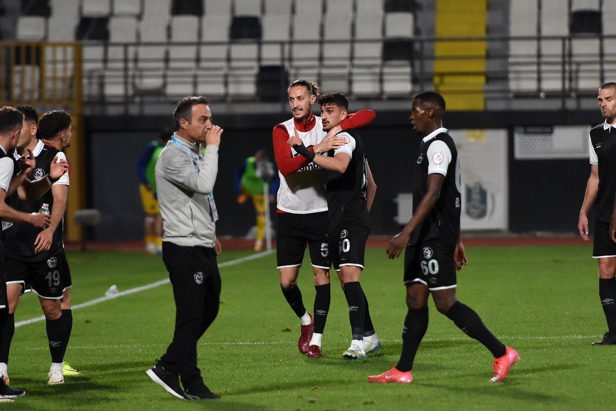 ManisaFK's tweet photo. Bartu Göçmen, attığı gol sonrası tribünleri selamlıyor 😎 https://t.co/ZWiWr9PGlt