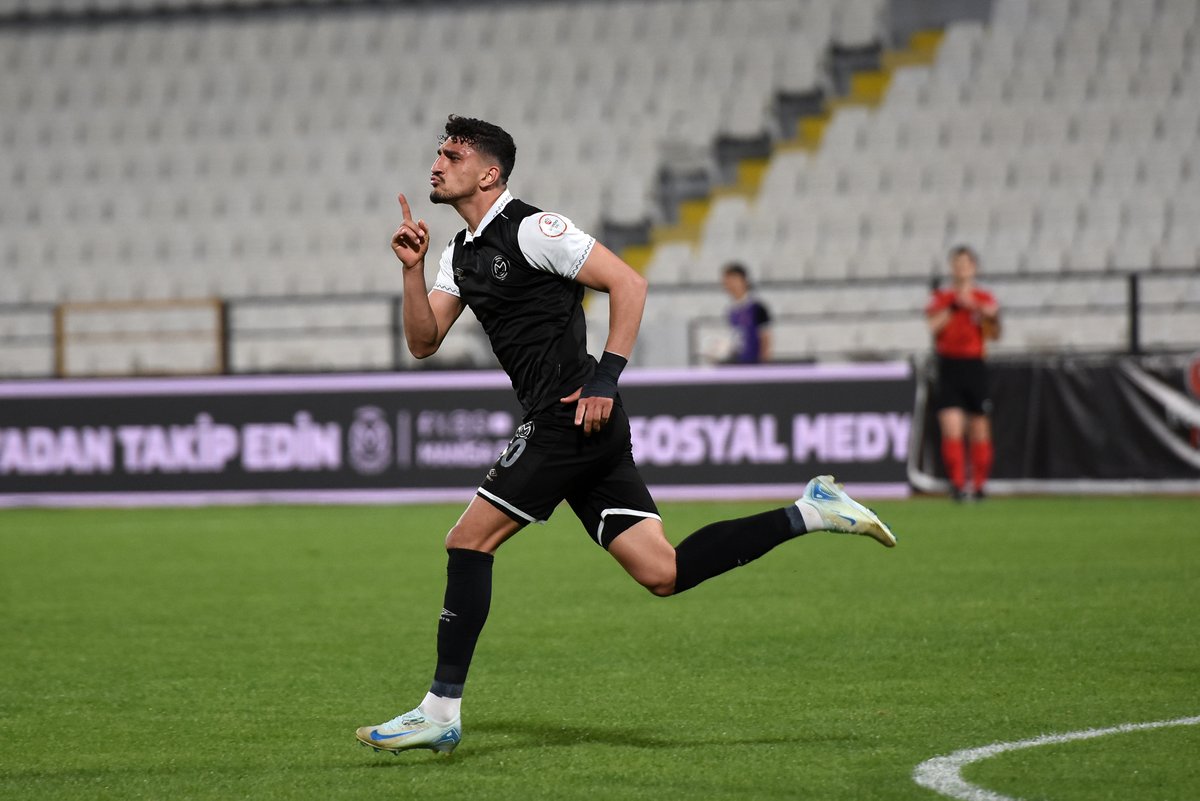 ManisaFK's tweet photo. Bartu Göçmen, attığı gol sonrası tribünleri selamlıyor 😎 https://t.co/ZWiWr9PGlt