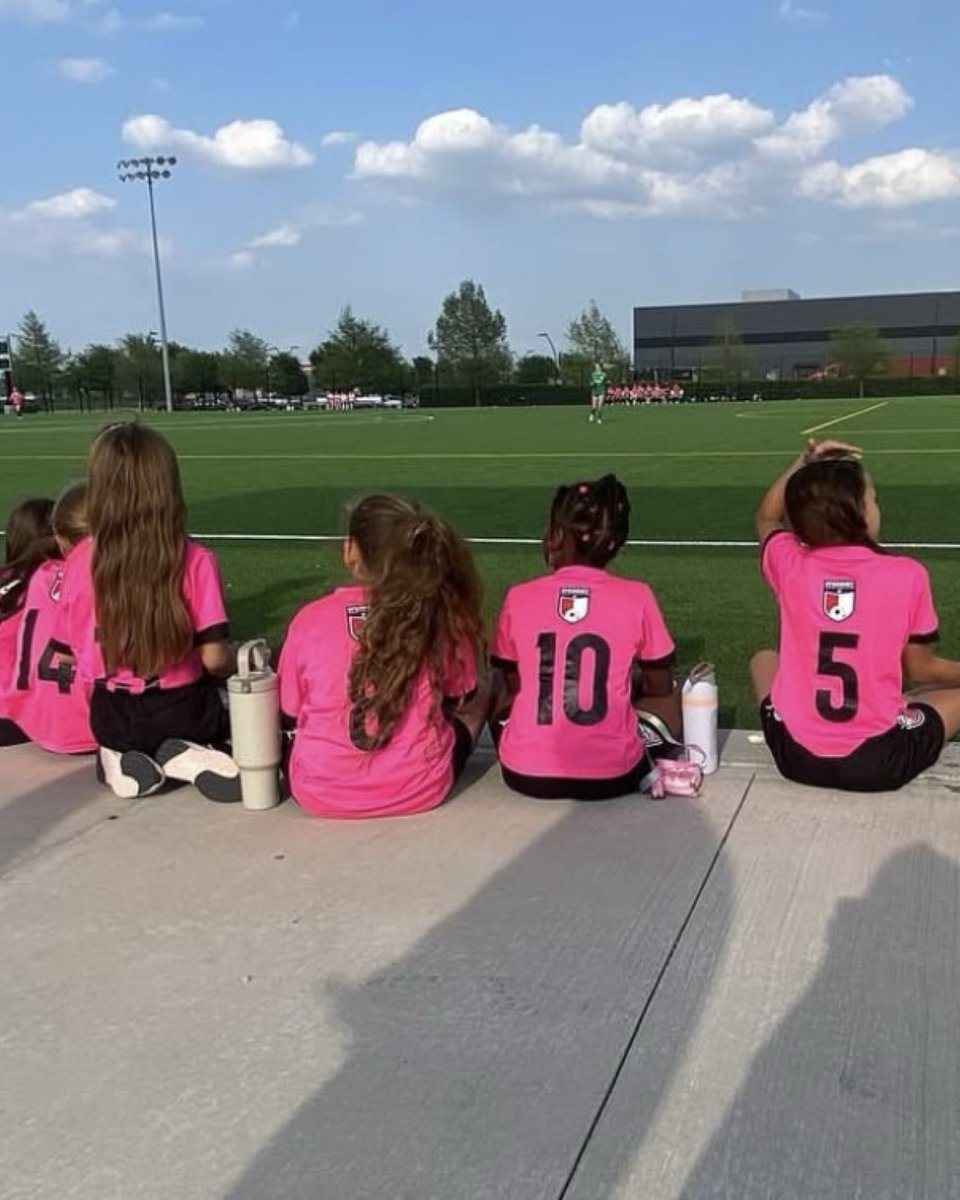 𝙏𝙝𝙞𝙨 𝙞𝙨 𝙬𝙝𝙖𝙩 𝙞𝙩’𝙨 𝙖𝙡𝙡 𝙖𝙗𝙤𝙪𝙩! Steel United Texas is out in full force pink support this weekend at the International Girls Cup. The 2008G Elite and 2011G Elite teams are out battling on the pitch with younger Steel United 2017G eyes looking up to them! 🩷⚽️👏