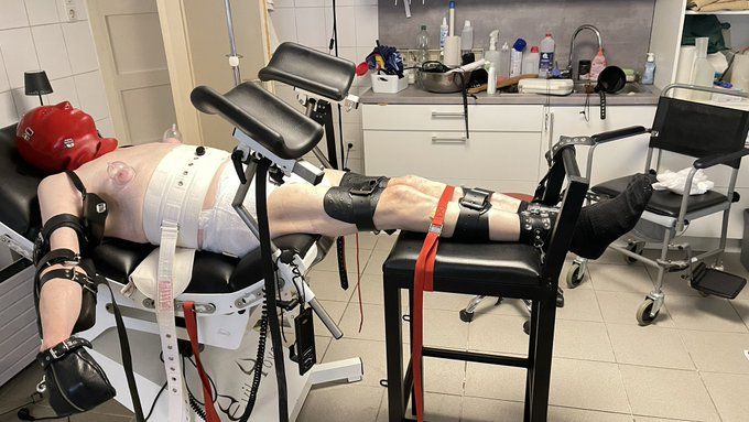 Ich bin eine 34-jährige Domina-Frau, die süß, fromm und autoritär ist, pervers, streng, sexy, ich mag es, mich sehr mit den Körpern meiner Diener zu amüsieren, dass ich sie gerne als Sexspielzeug benutze von dieser Art Ich bin eine Frau die es mag, wenn ihre Füße geleckt werden