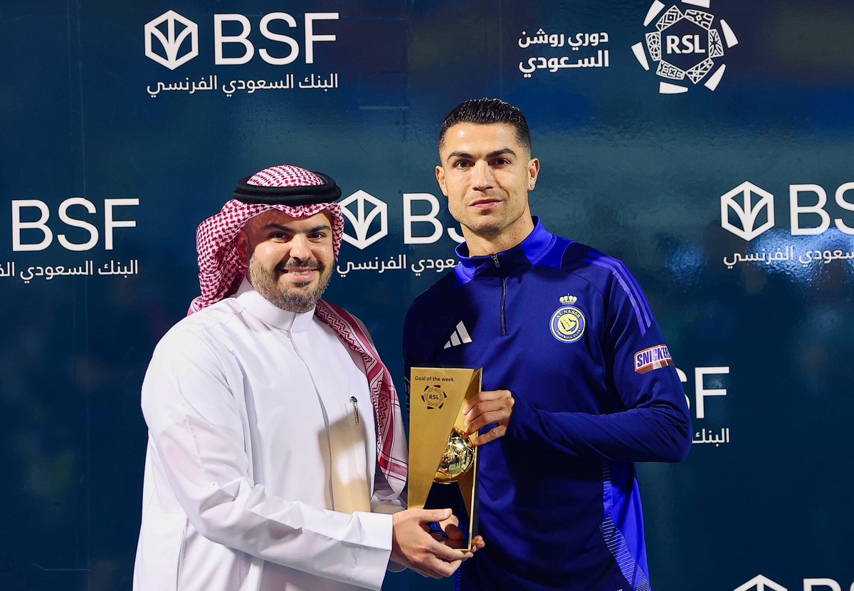 التاريخ أصبح ذهبيًا 🏆🏆🏆

الدون كريستيانو رونالدو @cristiano مع النسخة الذهبية من جائزة هدف الأسبوع 🤩

#التفرد_ملعبنا