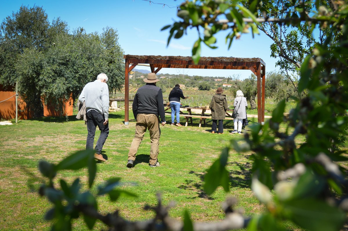 FincaMasPerdut's tweet photo. Ens encanta mostrar-vos la nostra finca! 🌿✨
Gaudir dels nostres vins en un entorn tan espectacular és una experiència única. 🚜🍇 Gràcies per compartir aquests moments màgics amb nosaltres! 🥂
Qui s’apunta a viure-ho en persona? 😍👇 #WineExperience #EntreVinyes #Brindem https://t.co/WCz7IZQcY3