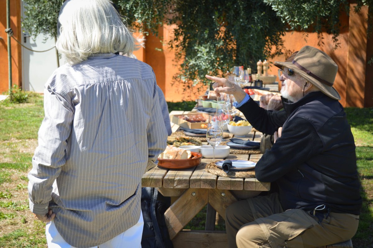 FincaMasPerdut's tweet photo. Ens encanta mostrar-vos la nostra finca! 🌿✨
Gaudir dels nostres vins en un entorn tan espectacular és una experiència única. 🚜🍇 Gràcies per compartir aquests moments màgics amb nosaltres! 🥂
Qui s’apunta a viure-ho en persona? 😍👇 #WineExperience #EntreVinyes #Brindem https://t.co/WCz7IZQcY3