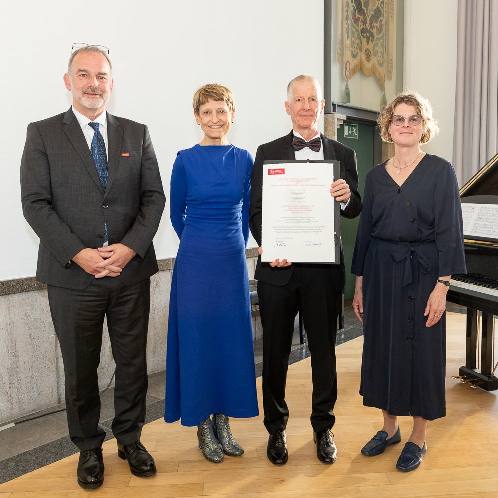 GMU_COS's tweet image. #FacultyFriday 🏆

Congrats to Rainald Löhner, Director of the Center for Computational Fluid Dynamics, on receiving an honorary doctorate from @tuBraunschweig 🇩🇪 for his global impact on simulation &amp;amp; modeling. 🌐

🔗: science.gmu.edu/news/physics-p…

📷: Kristina Rottig/TU Braunschweig