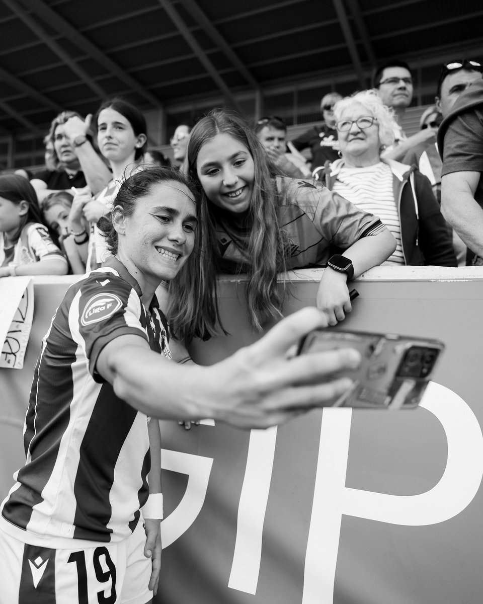 Seguimos. Juntas. Siempre.
Eskerrik asko siempre, afición.💙 
No dejaremos de intentarlo.