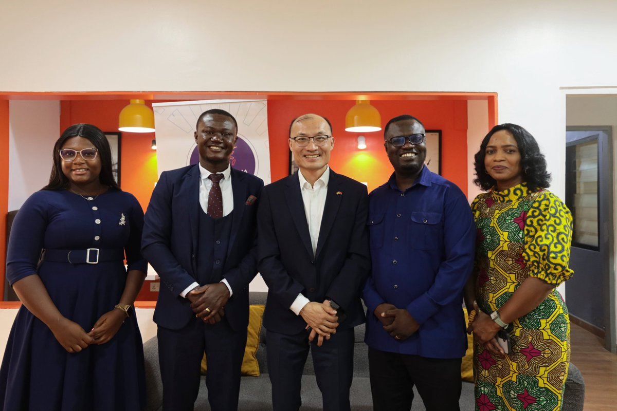 中国驻加纳大使馆 Chinese Embassy in Ghana (@chinaembingh) on Twitter photo On 18 Apr, H.E. Tong Defa met with Paul Frimpong, Executive Director of the Africa-China Centre for Policy and Advisory <a href="/africhinacentre/">Africa-China Centre for Policy & Advisory</a>. Both sides exchanged views on better promoting bilateral understanding through facts&figures to deepen friendship and practical cooperation. On 18 Apr, H.E. Tong Defa met with Paul Frimpong, Executive Director of the Africa-China Centre for Policy and Advisory <a href="/africhinacentre/">Africa-China Centre for Policy & Advisory</a>. Both sides exchanged views on better promoting bilateral understanding through facts&figures to deepen friendship and practical cooperation.