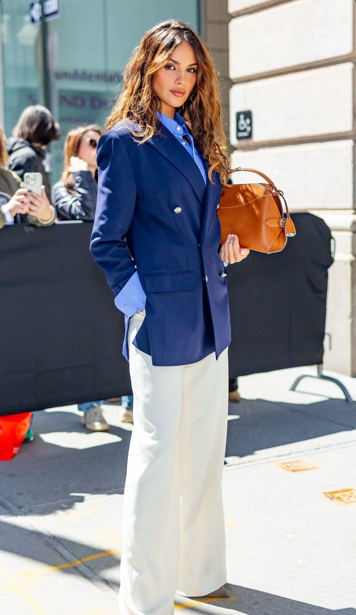 Espectacular! ✨ Eiza González derrocha elegancia con un blazer azul y pantalones blancos para el desfile de Ralph Lauren en Nueva York.

CC: Grosby Group, Eiza González (IG)
