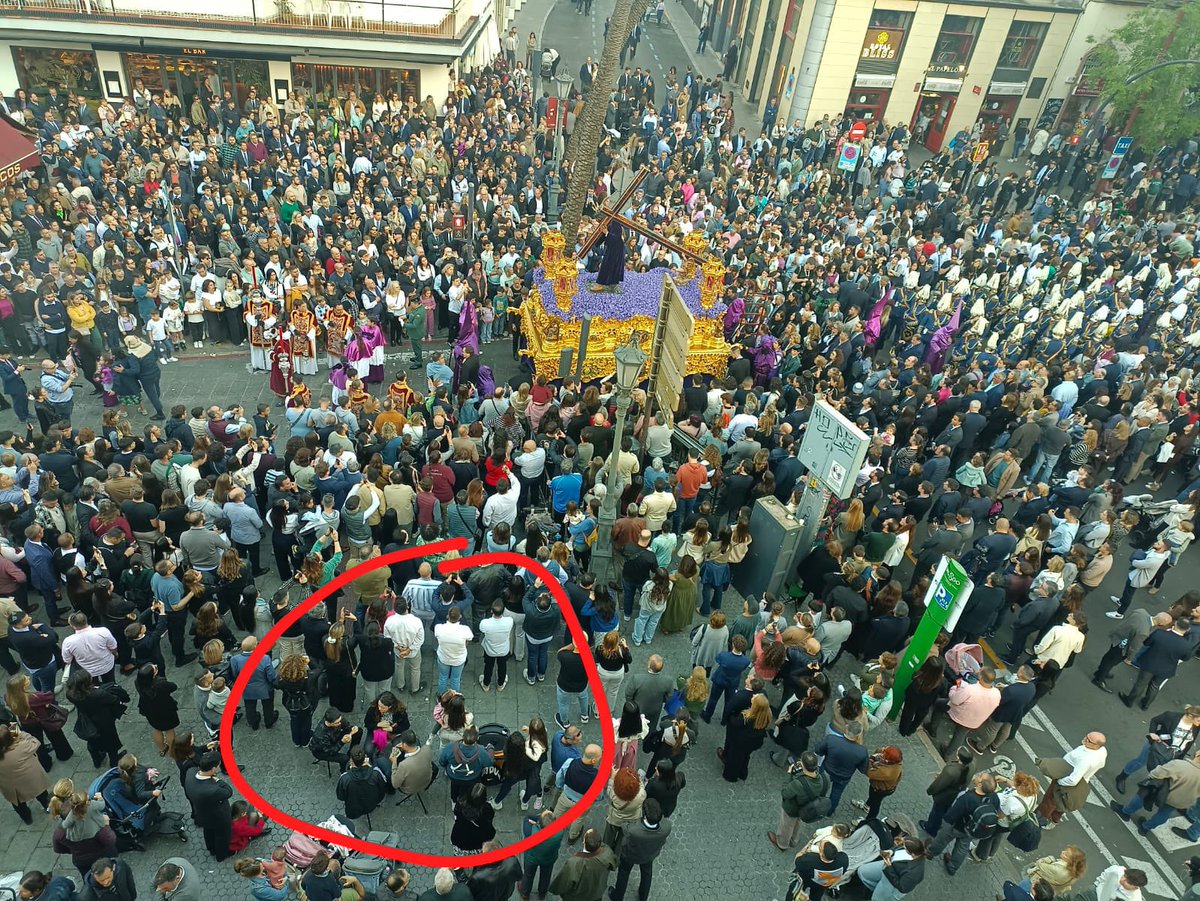toledotony2's tweet photo. @LaPasion7TV disculpadme que comparta esta foto pero es alucinante…..el Señor pasando y ellos 4 jugando a las cartas. O los cofrades nos ponemos serios o la semana santa se convierte en otras Navidades paganas donde lo religioso ya no tiene cabida https://t.co/N1HA8v5qku