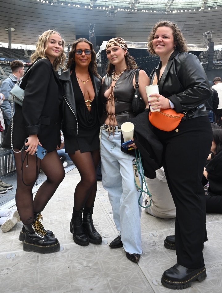 1BENNY7G's tweet photo. fans at Burna Boy’s sold out concert at the Stade De France in Paris! 🇫🇷
 #BurnaBoyStadeDeFrance. https://t.co/27f3yrSWuy