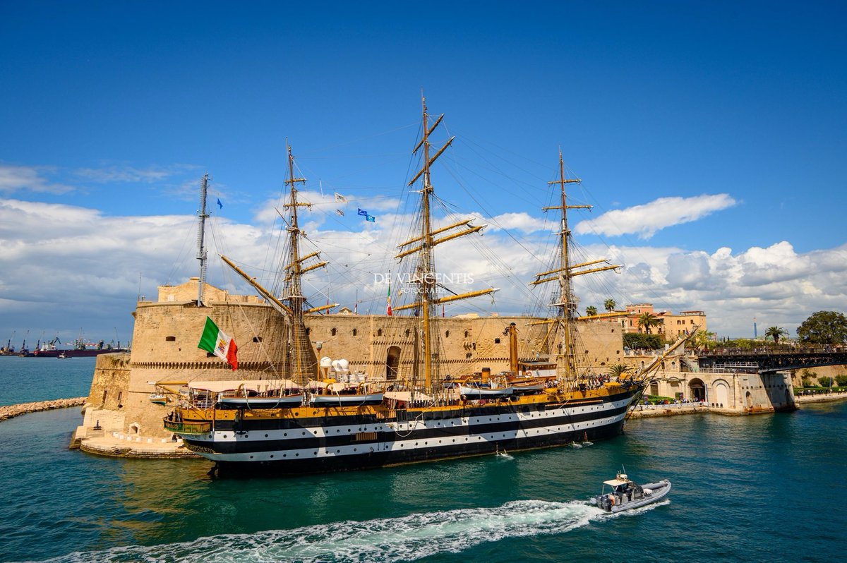 Madeintaranto's tweet photo. Ci incanta sempre.

📸 Michelangelo De Vincentis
📸 Gabriella Pro

#madeintaranto #taranto #puglia https://t.co/aLZXI5jOu3