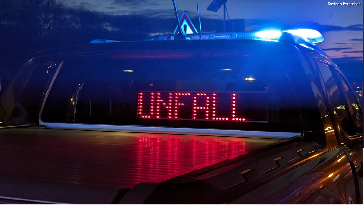 SACHSEN_eins's tweet photo. 🚨 Tödlicher Unfall auf der A59 bei Duisburg
Zwei Menschen aus Sachsen kommen ums Leben, als ein Auto auf ihren Kleinwagen auffährt.
Der Unfallverursacher wird schwer verletzt – die Polizei ermittelt.
👉 https://t.co/vGW3zEncMu https://t.co/Gozyq3Udqw
