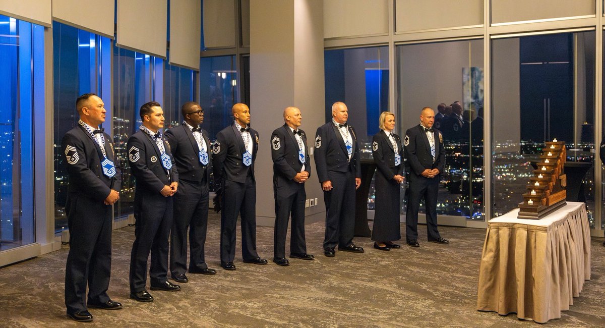 Team_Tinker's tweet image. Congratulations! 🎉 Eight #TeamTinker Chief Master Sergeants were inducted at a ceremony recently.

Only one percent of the total enlisted Air Force earns the rank of Chief Master Sgt. It is very difficult to attain this rank. #TinkerStrong

Read More: tinker.af.mil/News/Article-D…