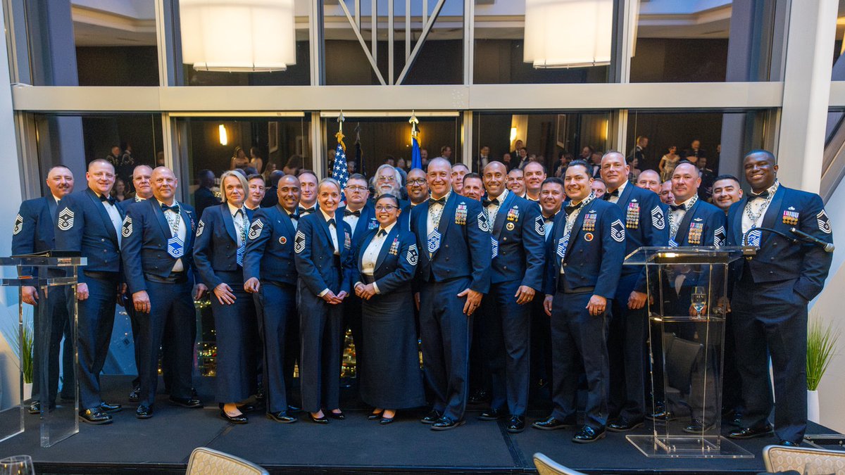 Team_Tinker's tweet image. Congratulations! 🎉 Eight #TeamTinker Chief Master Sergeants were inducted at a ceremony recently.

Only one percent of the total enlisted Air Force earns the rank of Chief Master Sgt. It is very difficult to attain this rank. #TinkerStrong

Read More: tinker.af.mil/News/Article-D…
