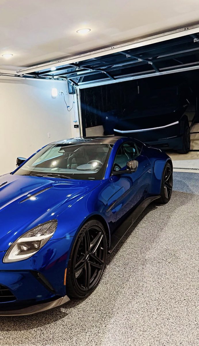 Olamide0fficial's tweet photo. Tems just bought a brand new Aston Martin Vantage 2025 🔥 https://t.co/ehESiwVdYp